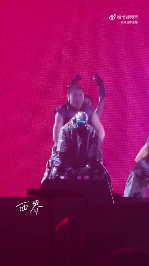 王力宏这波舞台设计堪称“降维打击”！