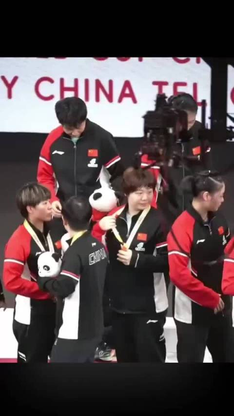 孙颖莎送熊猫宠妹，霸州双甜从抢位到抢吉祥物