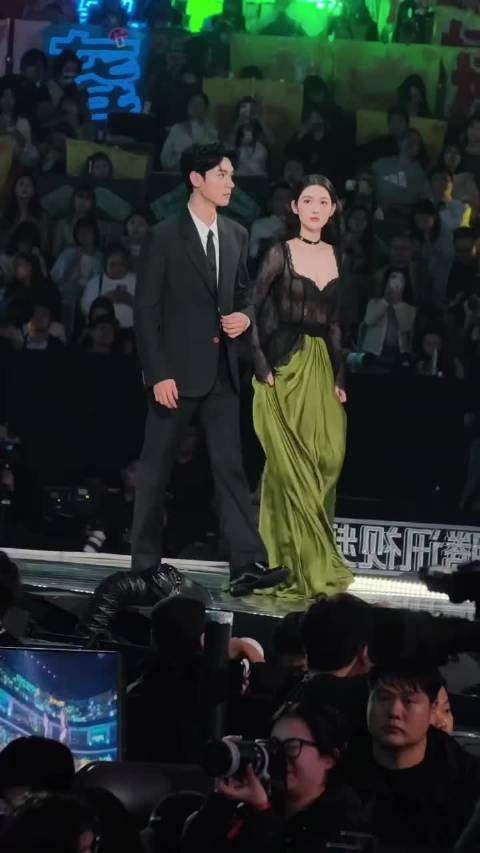 龚俊王玉雯男帅女美，龚俊现场扎马步调麦