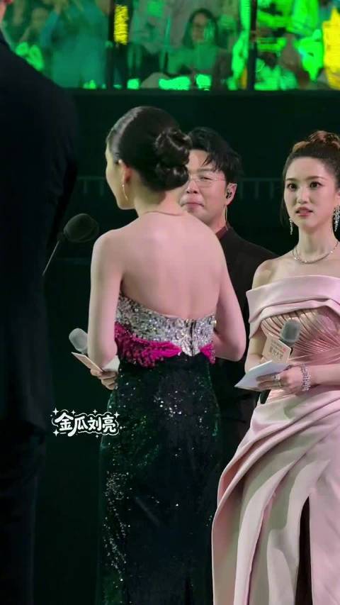 星光大赏台上另外一个视角 大家看露思都很欣慰的样子 苦尽甘来！