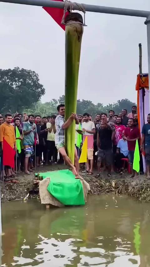 男子爬香蕉树摘红旗赢万元奖金