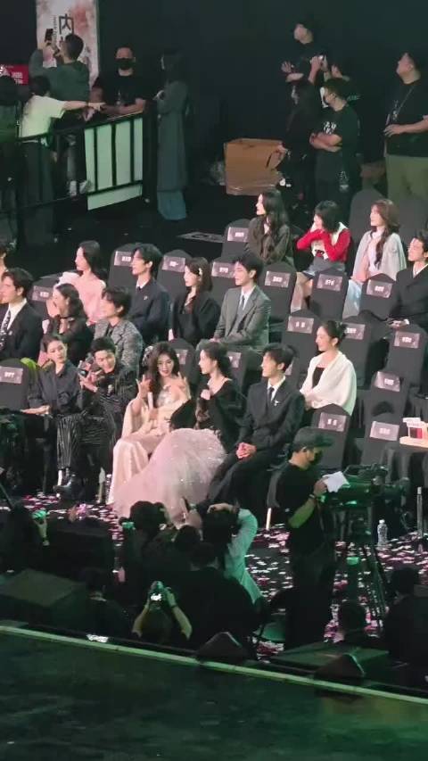 赵露思檀健次白鹿孟子义李昀锐同框跳手势舞