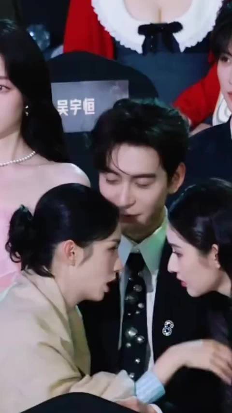 就这样靠在陈星旭的胸肌上大聊特聊聊聊聊聊