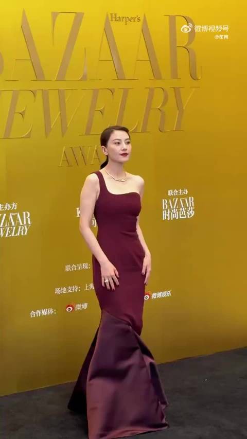 高圆圆生图展现自然美感，气质舒展大方