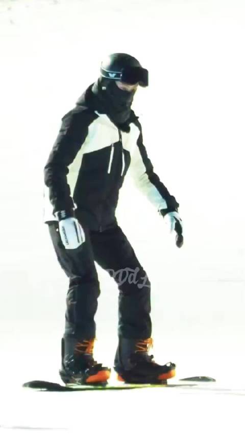 王鹤棣东北录制宇宙闪烁请注意，素颜穿花袄滑雪