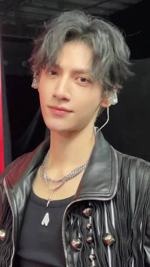 罗云熙庆祝出道十五周年，从舞者到演员蜕变