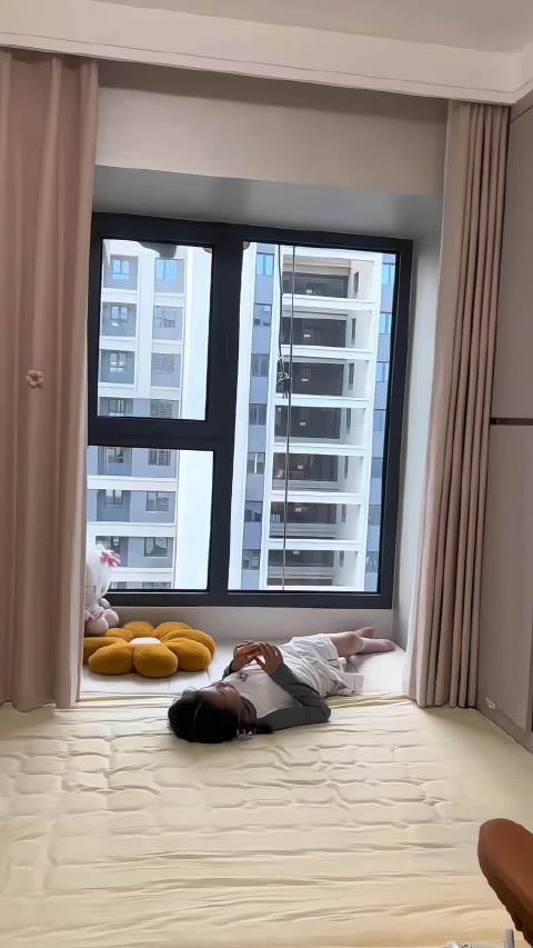 高空作业工人与屋内萌娃隔窗互动暖心瞬间