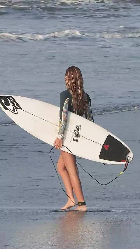 乘风破浪的金发美女，嬉戏于广阔海面，潇洒自若