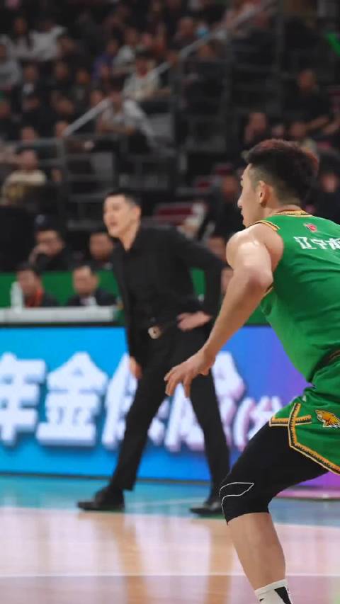 教练这活真不比球员打球轻快，今晚会更累吧！ （APP）