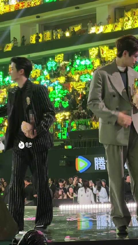 檀健次贺峻霖拥抱告别，丁禹兮宋祖儿李昀锐孟子义互动有爱