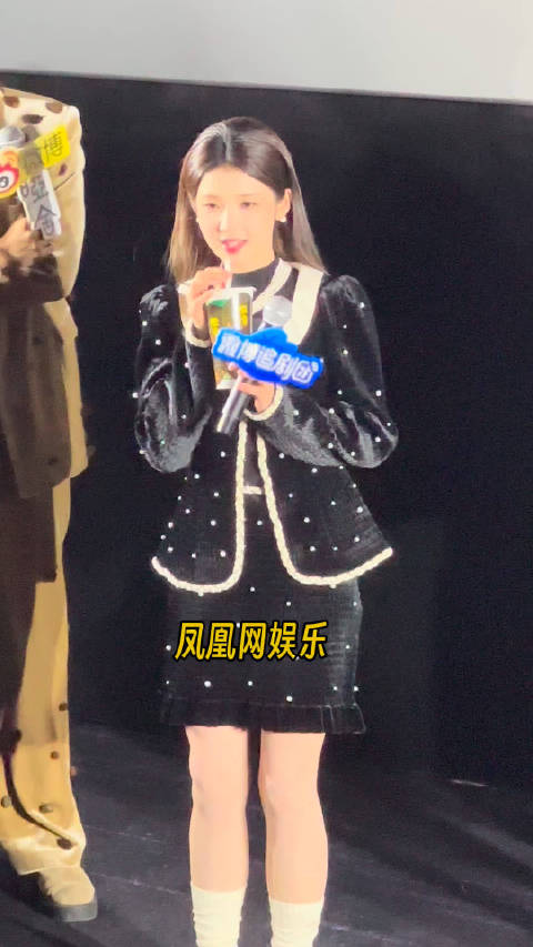 张淼怡现场还原哑舍喝奶茶名场面