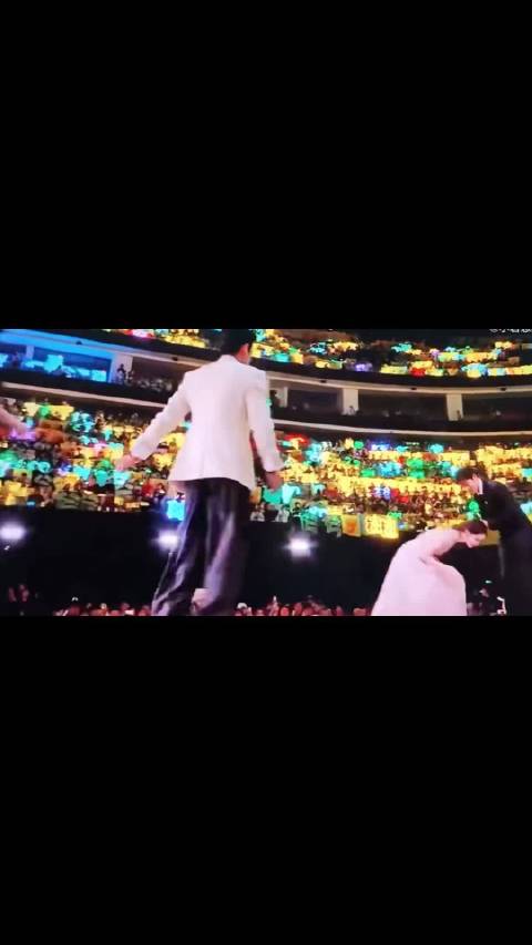 2025跨年晚会热梗频出，明星真实反应引爆全网