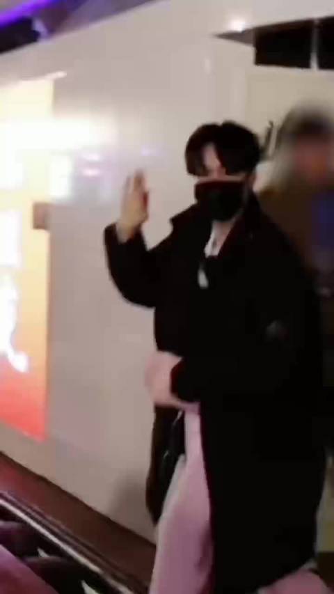 张艺兴提前十天送新年祝福，运河边乖巧亮相