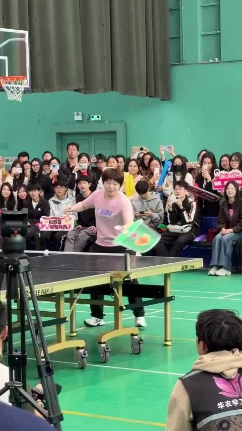 起猛了，看蒯曼用什么打乒乓球？其中一个道具是玉米棒，真是艺高人胆大啊！