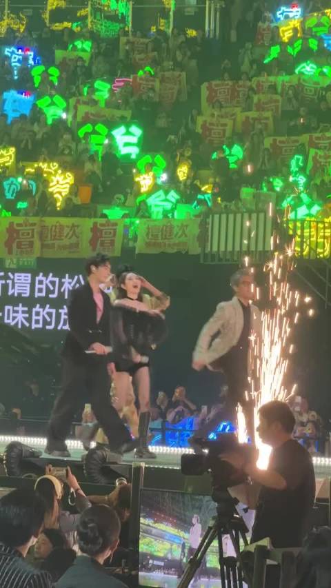 龚俊陈星旭等亮相星光大赏，现场气氛热烈