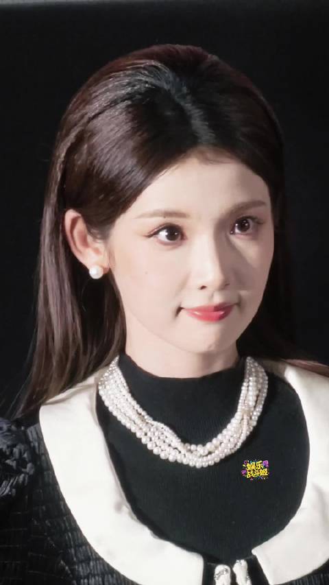 张淼怡毛晓慧怼脸直拍 哑舍追剧团