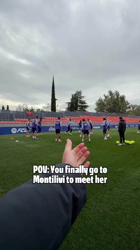 柯基赛场外营业情绪稳定，穿马竞球衣球迷互动未受攻击