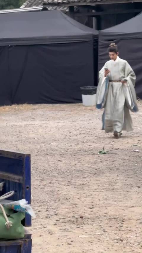 周柯宇忙中抽空帮朋友收信