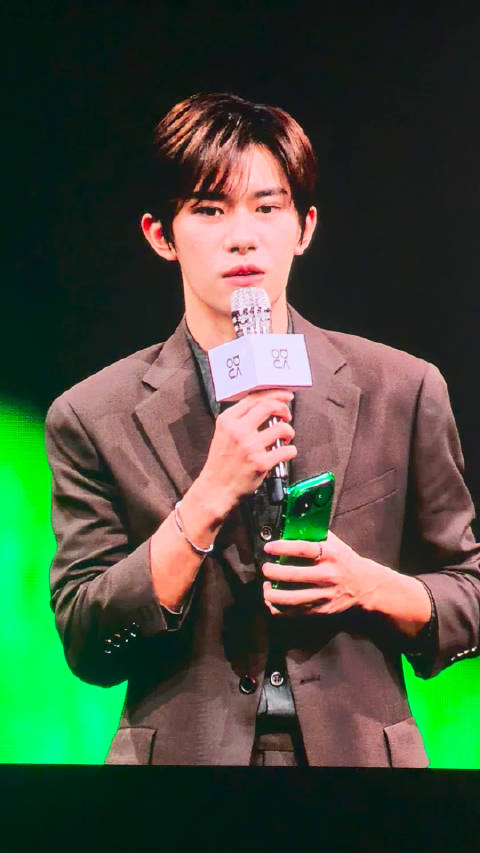 易烊千玺现身华为nova15发布会点评拍照功能