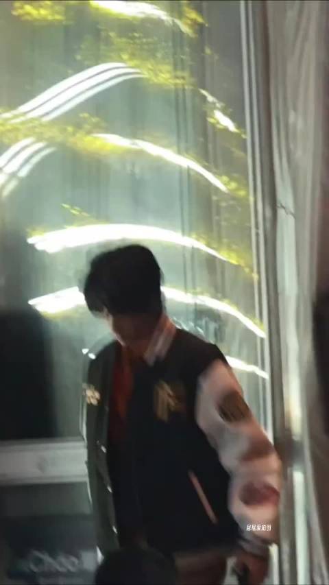 张艺凡被喊倒闭后下台直呼我脸都没了，贺峻霖笑场