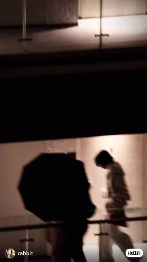 忙碌了一天的橹师傅回去休息了 但是这个屁股上挂个红旗啥意思