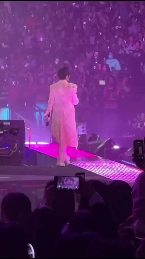 阿信上海演唱会摔下舞台手部擦伤仍坚持演出