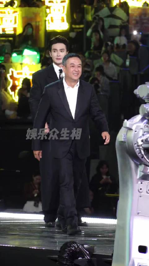 张嘉译 孙浩 高伟光 宋佳 同框领奖四人气质状态如何