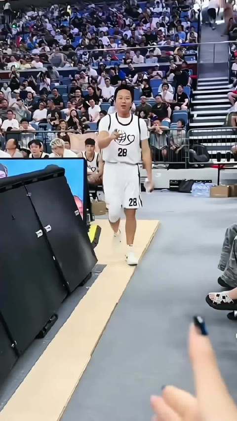 吴艳妮太成功了，连邓超都模仿她的招牌动作，简直神复制，太逗趣了