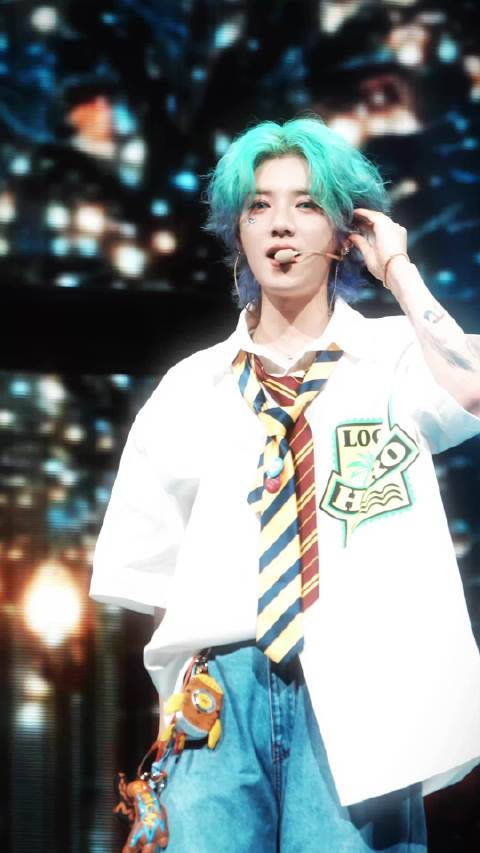 鹿晗亚巡纪念册发布，舞台深情交融跨越四季