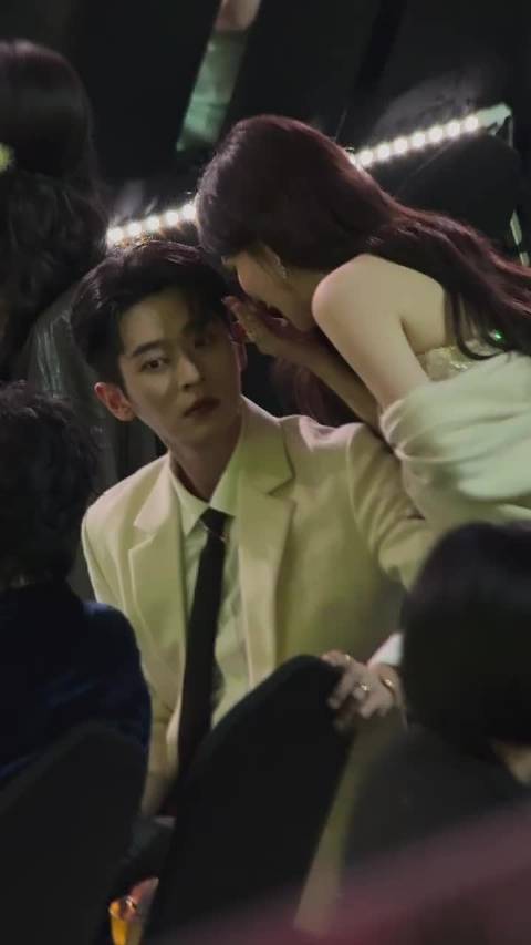 白鹿在昨天星光大赏到底跟丞磊说啥了！