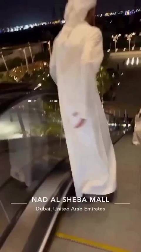 没有成龙命得了成龙病！迪拜哥们儿电扶梯上演“飞身滑行”，结果屁股开花