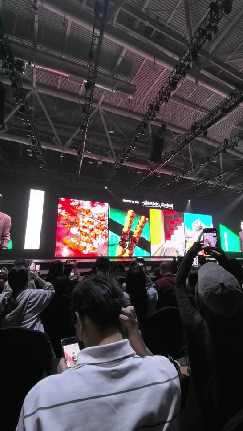 那我给大家看一下我现场拍到的易烊千玺展示自拍照片时的画面吧