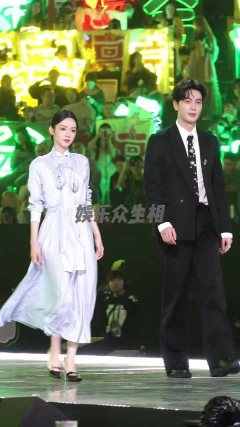 周也简约衬衣裙造型获赞，与王玉雯互动引关注