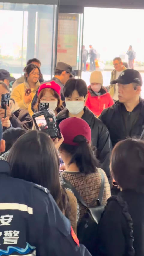 粉丝近距离偶遇李宇春，赞其真人精致好看