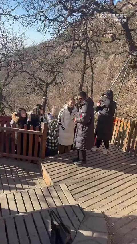 网友大孤山偶遇金晨穿白色羽绒服状态佳