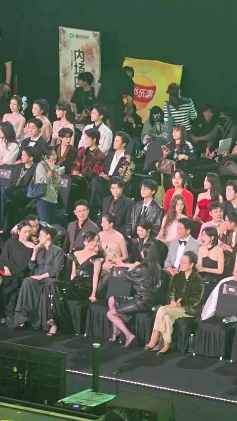 陈妍希拍了拍倪妮，旁边是宋佳