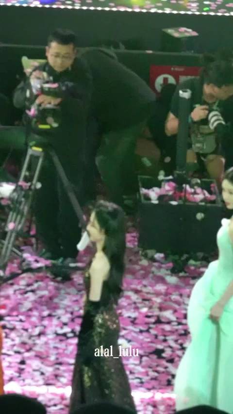 李昀锐内场东绕西绕，也要绕到孟子义旁边