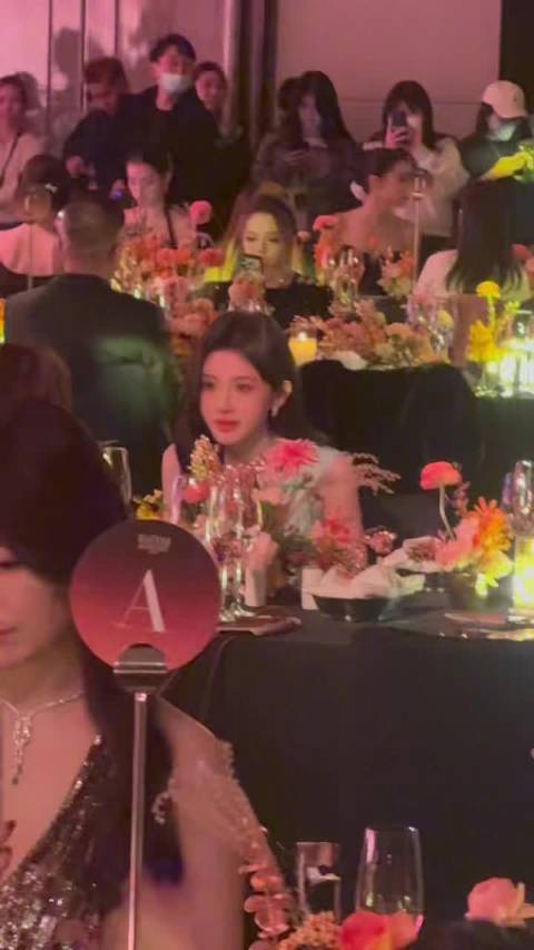 提问，@鞠婧祎 小鞠你在时尚芭莎珠宝年度盛典晚宴上听到了什么？让我也听听！