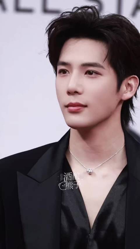 王安宇此男帅气出众啊 这个瞳孔地震的表情好搞笑 聊什么了这么惊讶