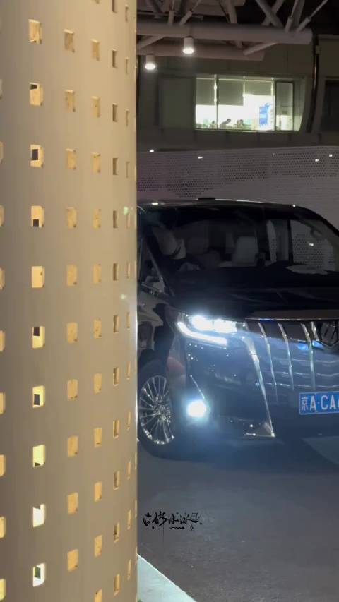 Angelababy接机叮嘱粉丝保暖，暖心互动引欢笑