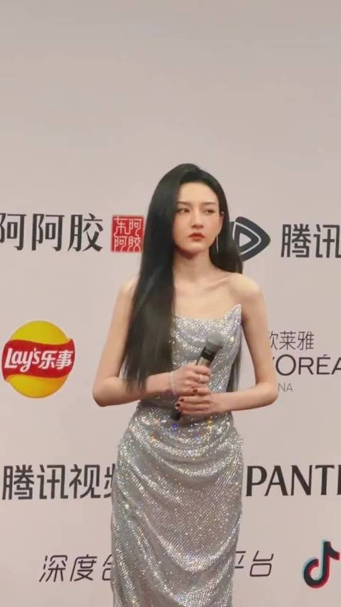 宋祖儿黑长直造型展现高雅气质