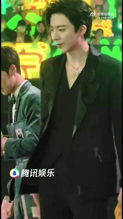 宋祖儿和刘宇宁一起领完奖，刘宇宁这是说啥了，把祖儿逗成这样