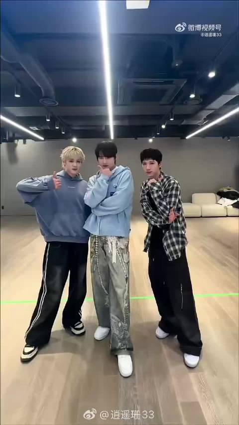 张远与威神V钱锟李永钦合作舞台梦回男团