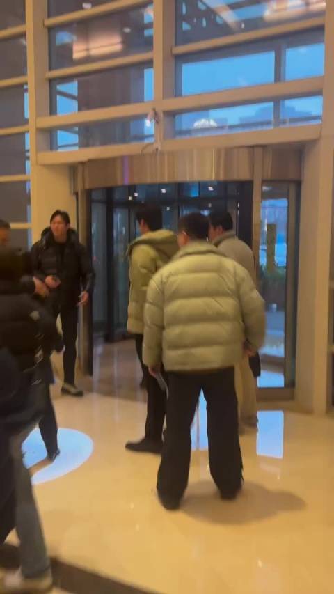 背手拿手机好那个 老派帅气同时被指引进旋转门又很萌