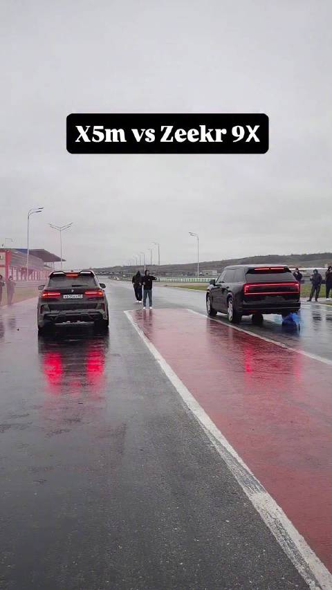老外会玩，直线加速PK，极氪9X大战宝马X5M，猜猜最后谁赢了？
