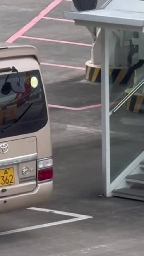 丁禹兮带病出席星光大赏，登机缓慢引粉丝心疼