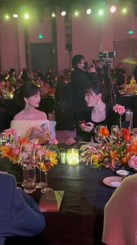 连教学都保持满分体态！芝姐坐姿挺拔、讲解轻柔，超话名场面预定