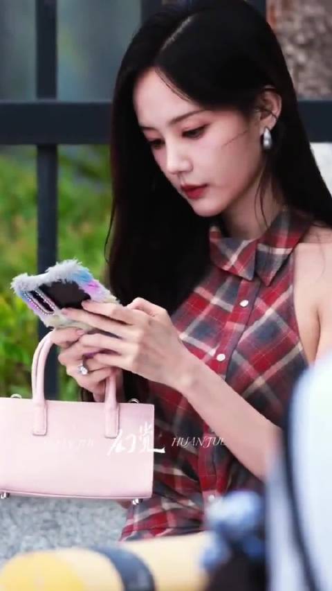 李一桐《美人余》拍摄路透上新，无袖红格子裙看着好时尚，冷脸美人既视感