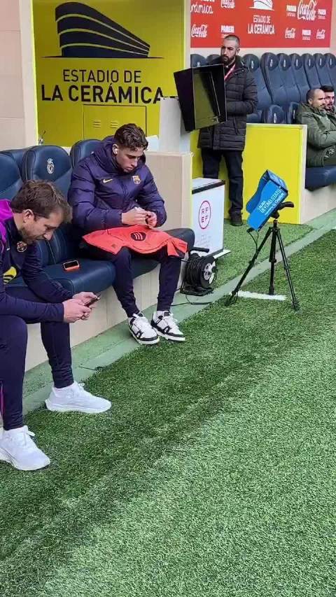 费尔明赛前在替补席为球迷签名