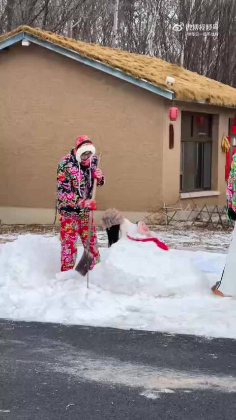 时代少年团就这些美美的走红毯出神图，让我们刘耀文穿着花棉袄干苦力，这对吗